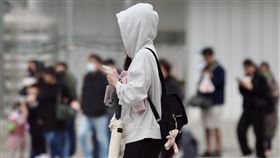 冷氣團南下　北台灣濕冷中央氣象署表示，29日大陸冷氣團南下，氣溫持續下降，晚起華南雲雨區東移，各地降雨機率增加，北台灣將是濕冷的天氣型態。圖為台北市中山區街頭民眾。中央社記者王飛華攝　114年3月29日
