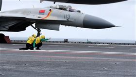 中國軍機在遼寧艦起降。６日的共機以火控雷達鎖定日本戰機事件，讓本就緊繃的兩國關係，局勢更是急遽升溫。（圖／翻攝自X平台 @srbija_eu）