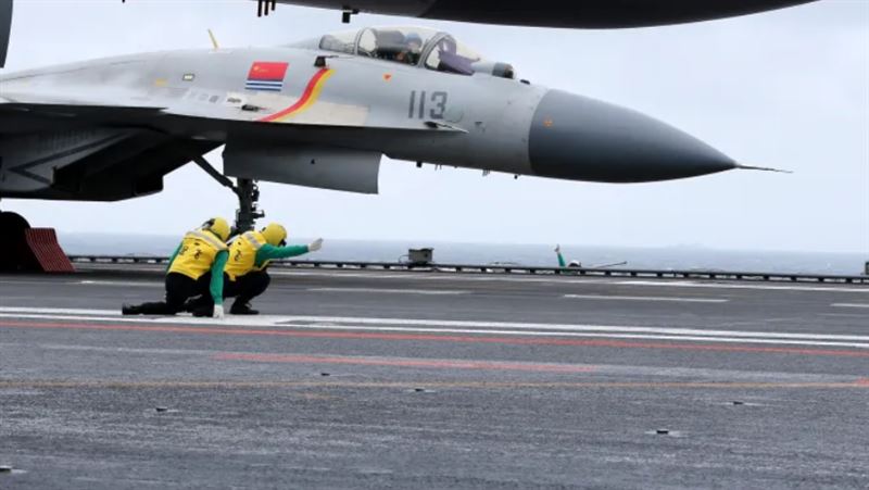 中國軍機在遼寧艦起降。６日的共機以火控雷達鎖定日本戰機事件，讓本就緊繃的兩國關係，局勢更是急遽升溫。（圖／翻攝自X平台 @srbija_eu）