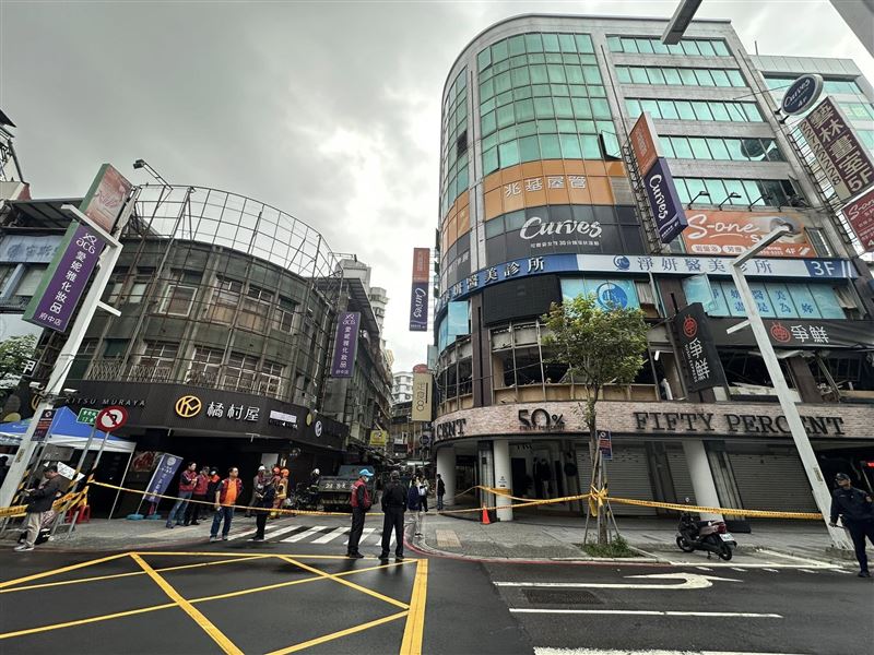 新北市板橋區重慶路上一棟商業大樓2樓的連鎖餐廳「定食8」今(8)日凌晨發生氣爆事件。(圖/翻攝自黃淑君臉書)