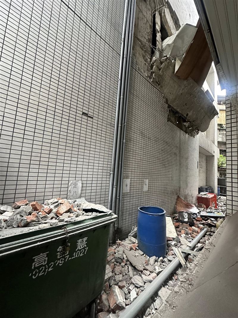 板橋凌晨發生氣爆,大樓外觀慘況曝。(圖/翻攝自黃淑君臉書)