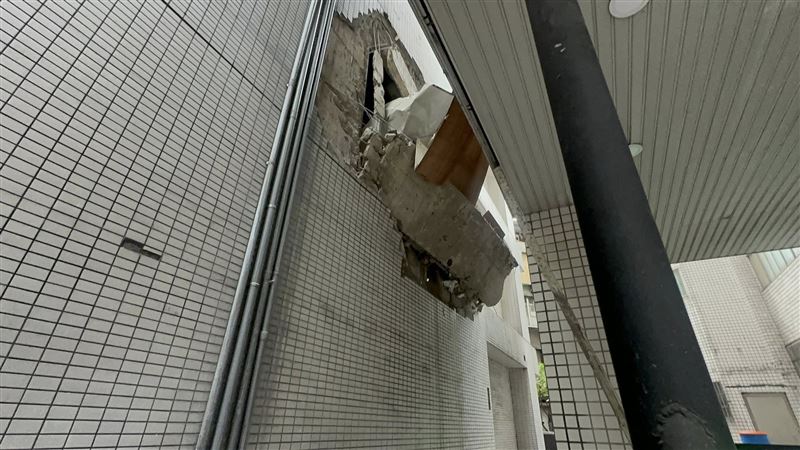 板橋一棟商業大樓2樓的連鎖餐廳「定食8」凌晨發生氣爆,外牆被炸出大洞。(圖/翻攝自黃淑君臉書)