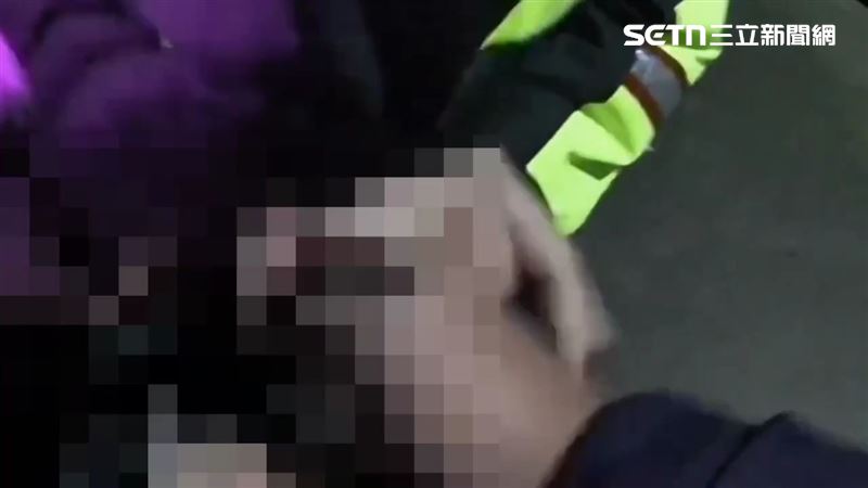 北市李男在夜店打烊後仍不願離去，不但咬傷安管人員，還對著警員嗆聲。（圖／翻攝畫面）