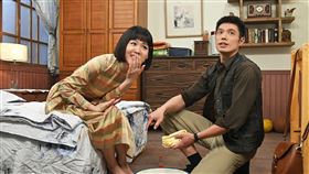 何宜珊（左）劇中要被王盈凱洗腳顯得有些害羞。（圖／台視提供）