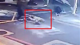 路過的女子被氣爆的震波炸到倒地瞬間。（圖／翻攝畫面）