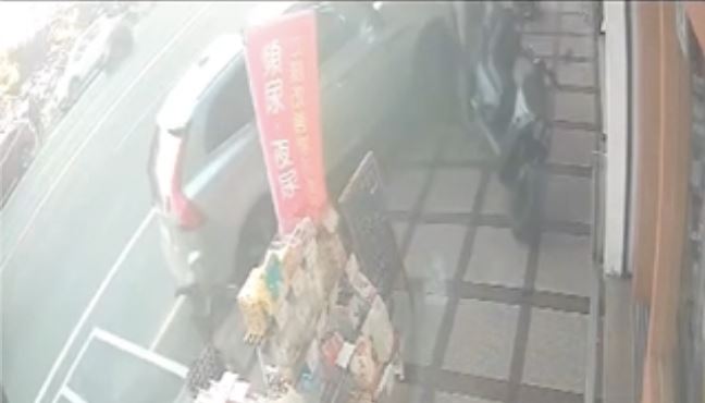 休旅車暴衝撞進騎樓撞上民宅才停下。（圖／民眾提供）