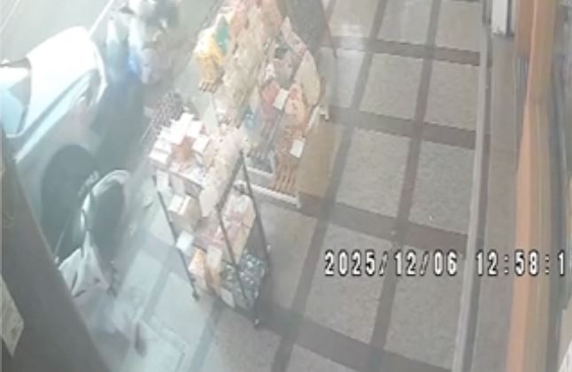 休旅車連續撞擊路旁停放的機車。（圖／民眾提供）