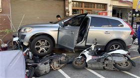 連環撞,彰化,頭暈,駕駛,休旅車,瑞典坦克,機車,自撞騎樓（圖／民眾提供）