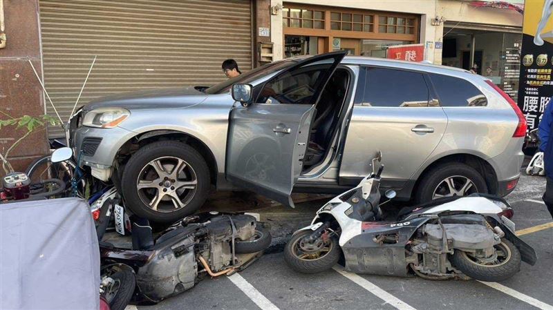 蒲男開車上路時疑似因頭暈肇事。（圖／民眾提供）