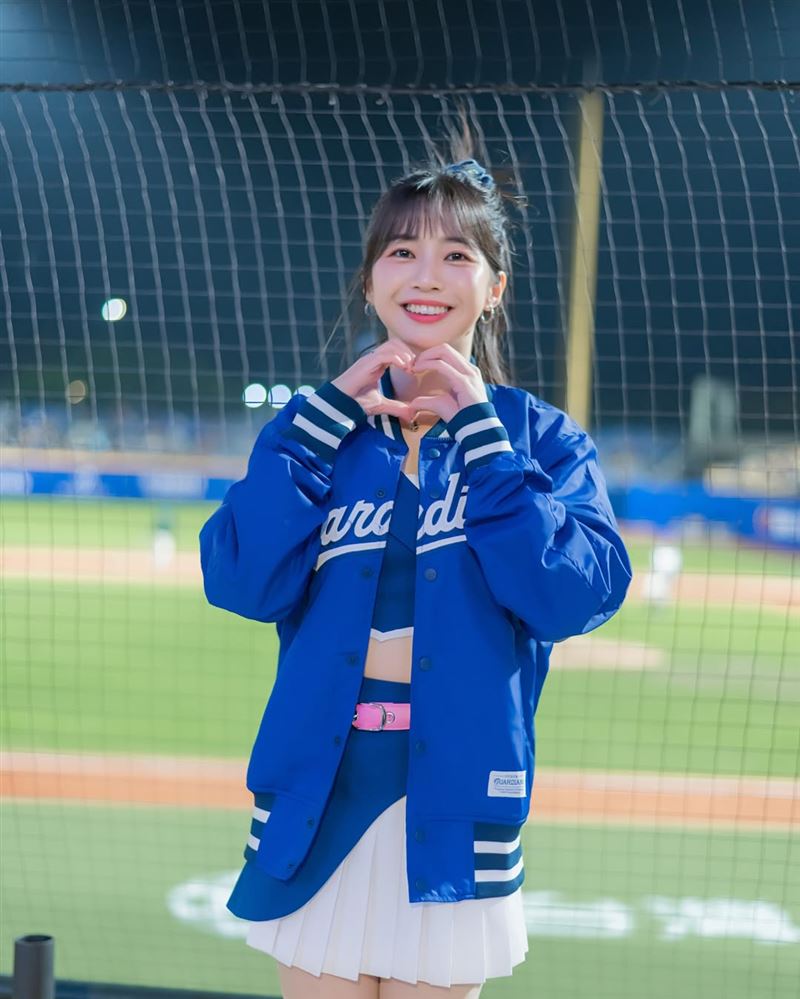 啦啦隊女神慈妹遭週刊爆料「死會」熱戀中。（圖／翻攝自IG @j.oycee377）