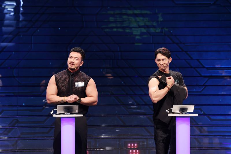 李沛旭（左）、温昇豪較量健身成果。（圖／公視提供）