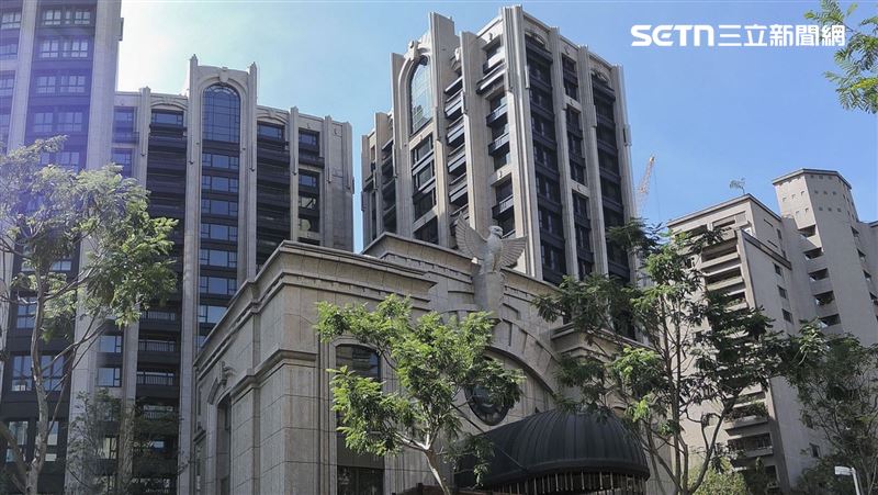 今年截至12月,全台總價最高豪宅「皇翔御琚」奪下一、二名,總價分別是8.4億、4.2億元,第二名若換算成千元鈔,可疊到14樓層高,相當驚人。。(圖/記者陳韋帆攝影)