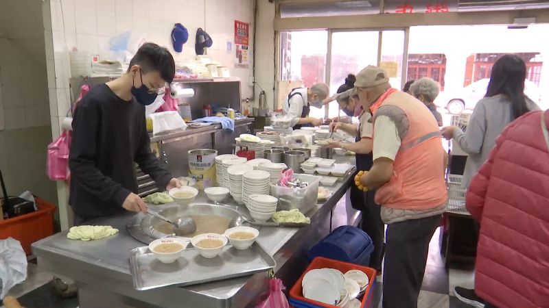 不少民眾一早來到肉粥店喝碗熱粥溫暖身體