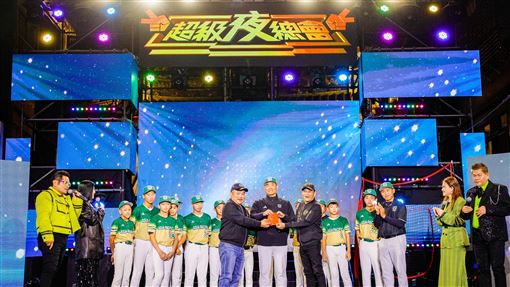 蔣萬安市長現身青山宮嗨唱　超夜點亮萬華