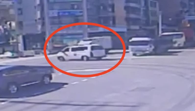 救護車通過路口時遭小貨車從側面撞上造成翻覆。（圖／翻攝畫面）