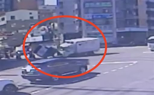 新／台中救護車遭撞側翻！2醫護1騎士受傷