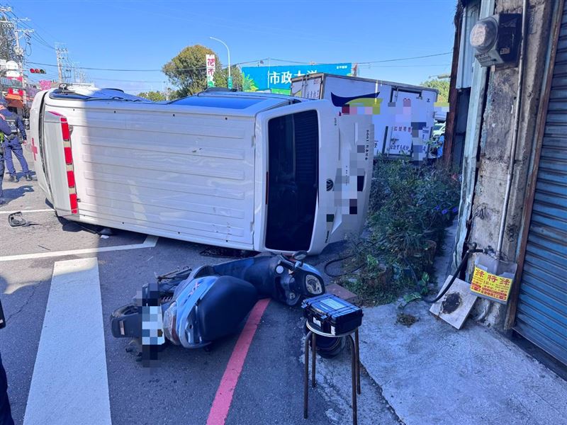 救護車遭撞擊側翻橫躺在路上。（圖／翻攝畫面）