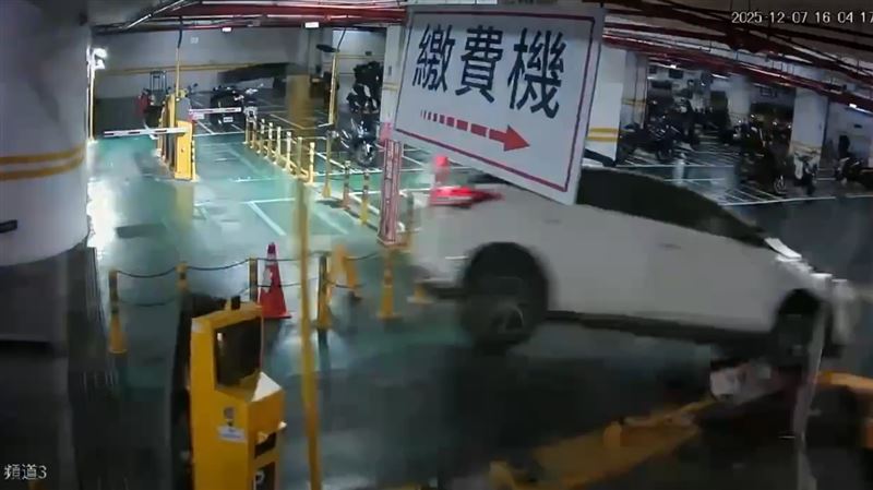 iRent撞進地下停車場。（圖／翻攝自爆料公社）