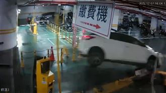 撞擊瞬間曝！iRent「飛撲」撞斷停車柵欄