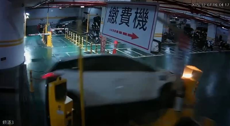 iRent撞斷雙向柵欄，還波及到一旁的摩托車。（圖／翻攝自爆料公社）