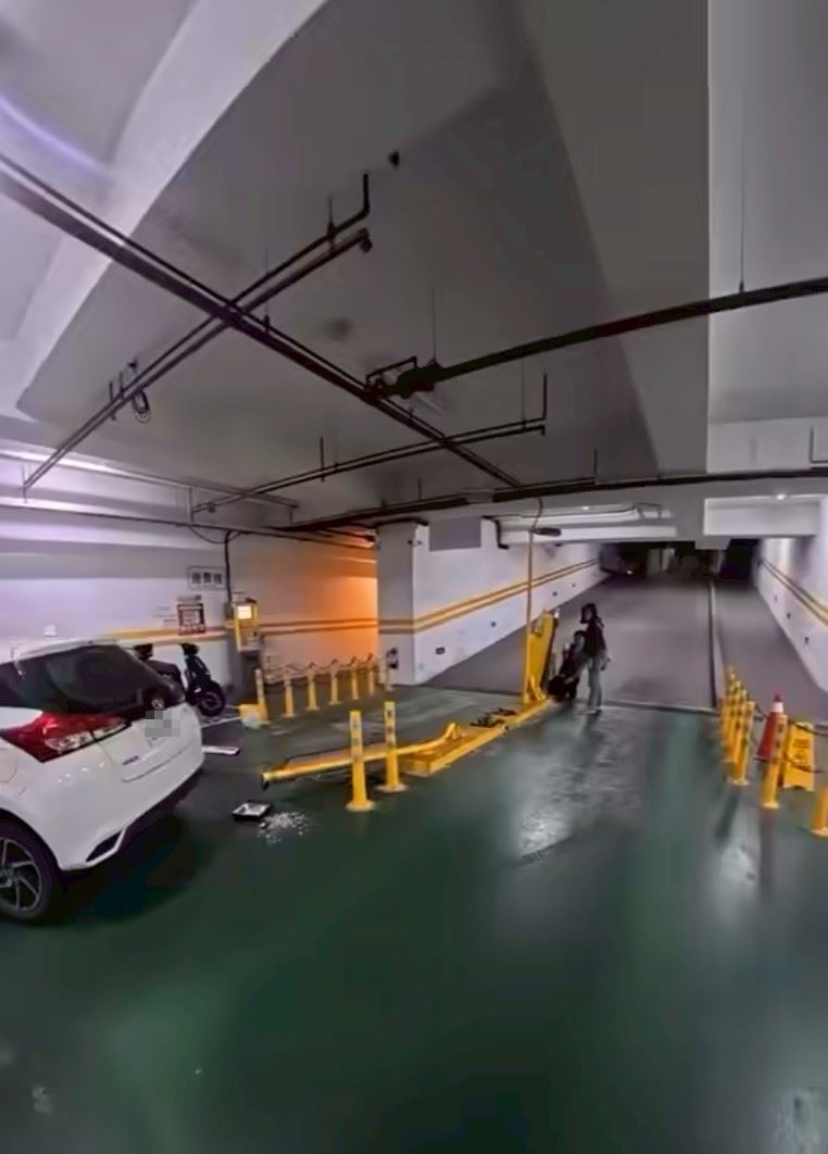 在場的民眾都看傻眼。（圖／翻攝自爆料公社）