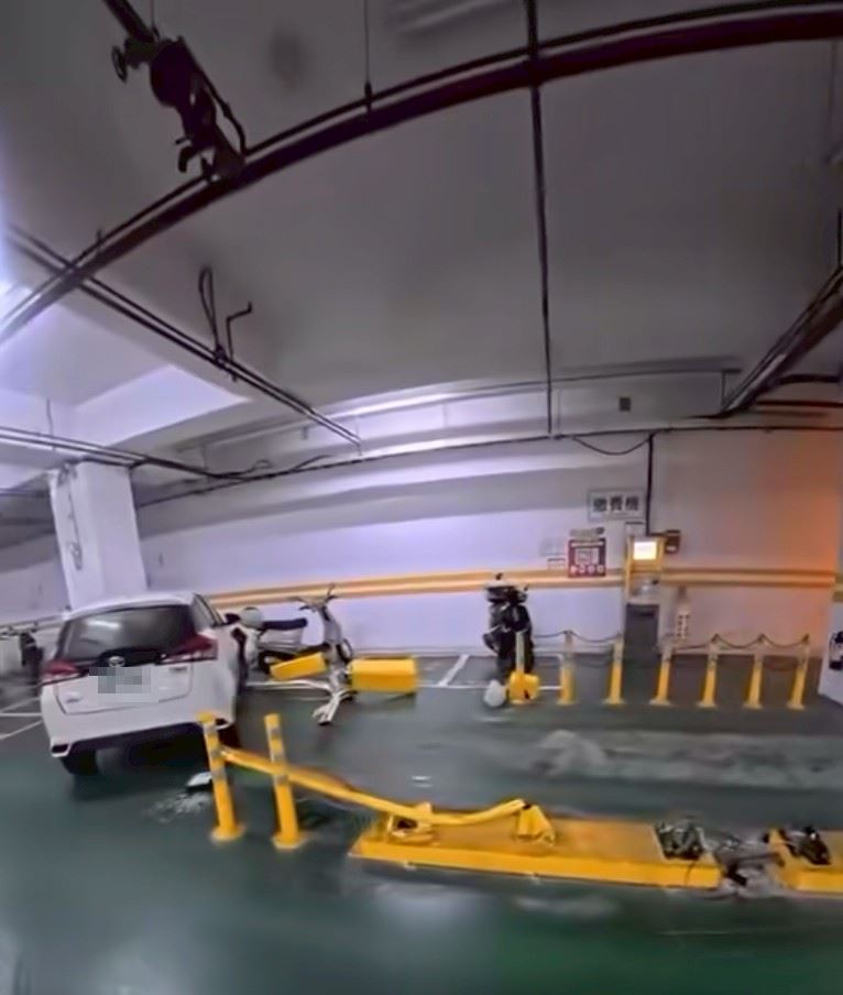 停車場,柵欄,iRent,地下室（圖／翻攝自爆料公社）