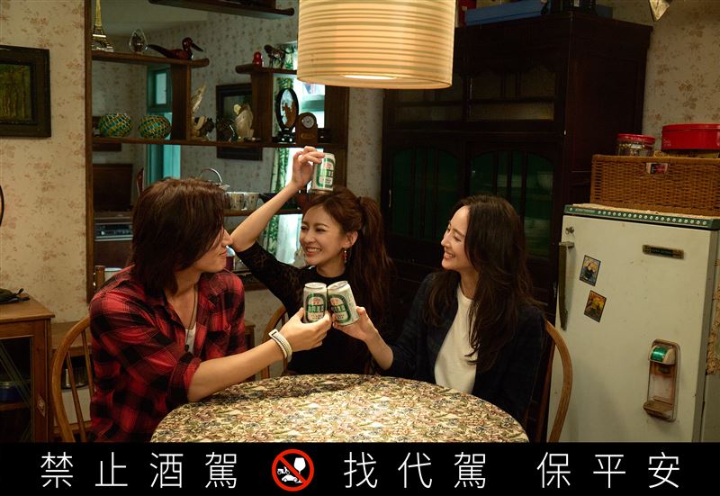 （左起）言承旭、陳意涵、張鈞甯自辦殺青酒不喊卡比膽量。（圖／台北創造提供）