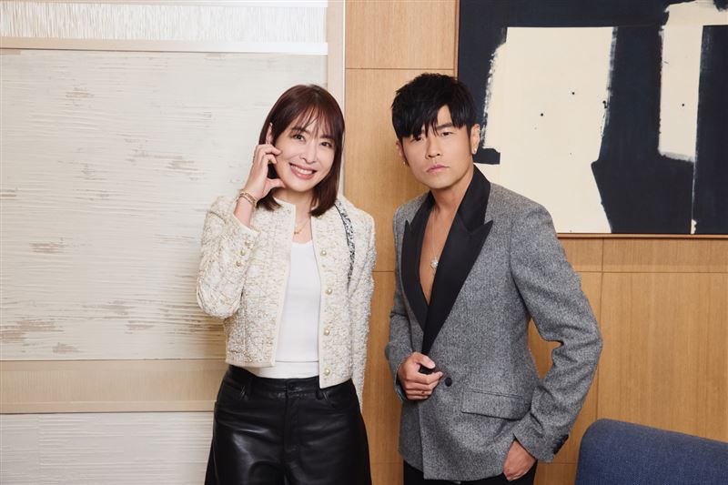 周杰倫現身101活動，賈永婕親自迎接但表情很酷帥。（圖／翻攝自臉書）