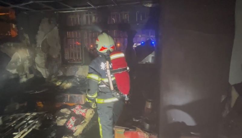 消防員在1樓臥室內發現有婦人與小兒子倒臥在此。（圖／翻攝畫面）