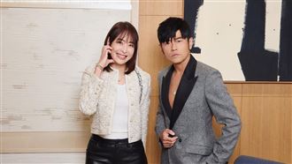 周杰倫現身101活動，賈永婕親自迎接但表情很酷帥。（圖／翻攝自臉書）