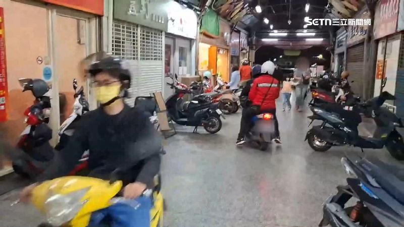 雲林溪美食廣場開放機車進入，造成人車搶道的景象