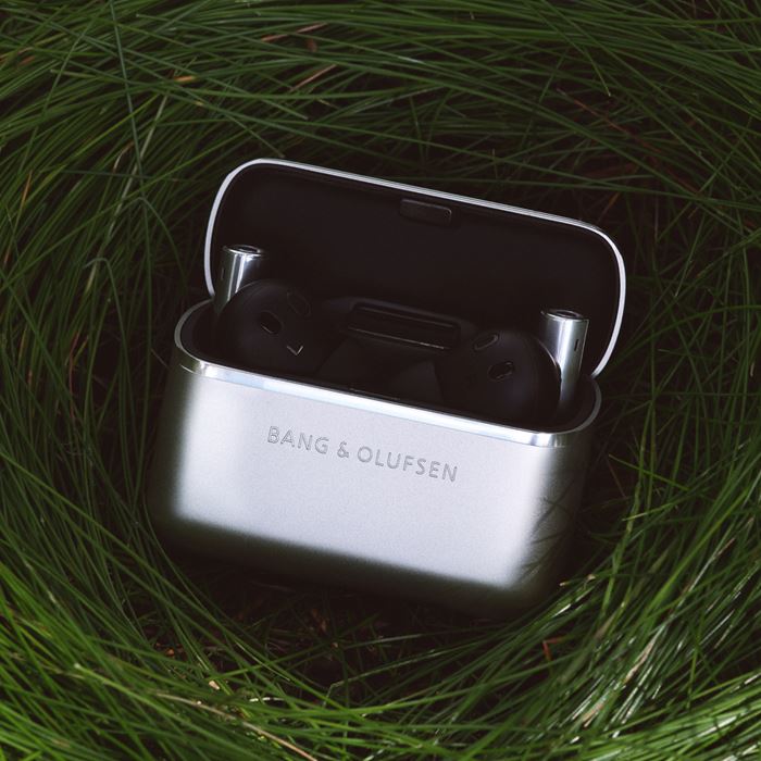 線條簡約流暢、經珠光噴砂工藝處理的鋁製充電盒，兼具時尚與便攜性。（圖／品牌業者提供）