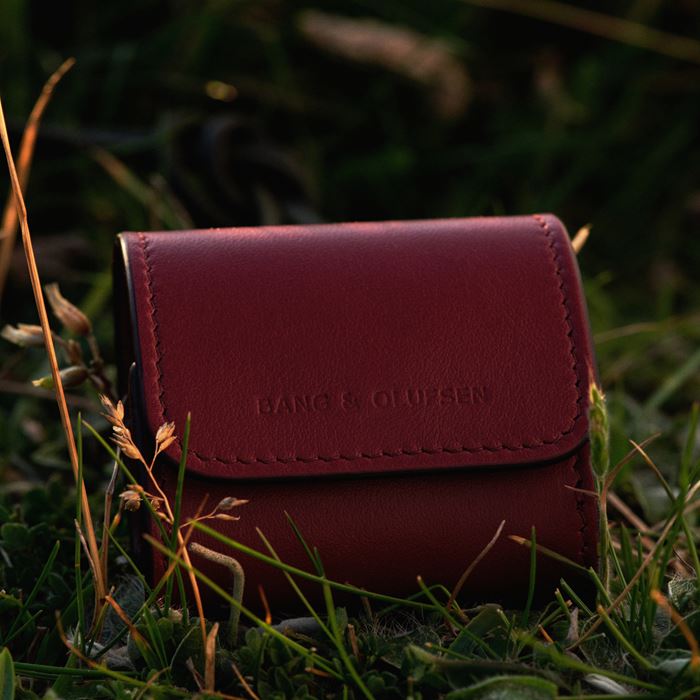 Bang &amp; Olufsen打造高級柔軟皮革收納袋。（圖／品牌業者提供）