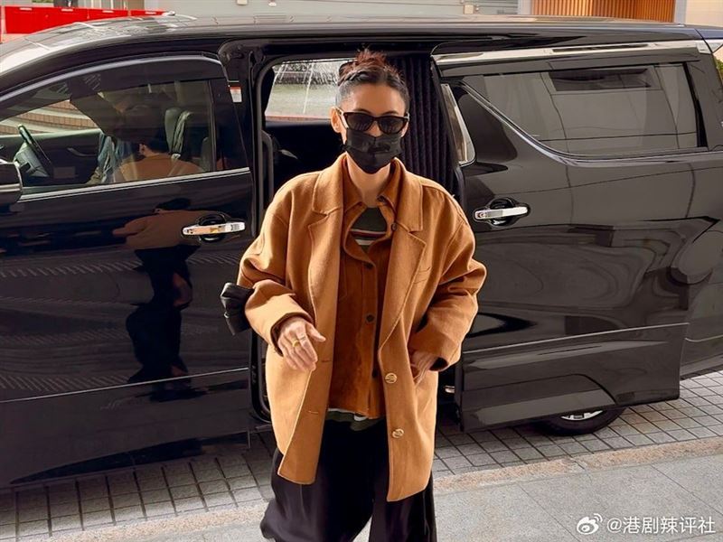 張柏芝包緊緊抵達法院。(圖/翻攝自微博)