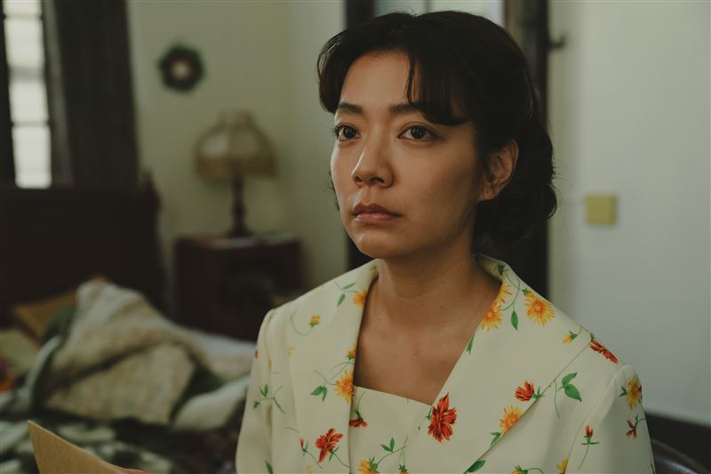 林雨宣在電影《大濛》中飾演醫生太太,蔡昌憲為了他不惜收買柯煒林行刺上司。(圖/華文創 提供)