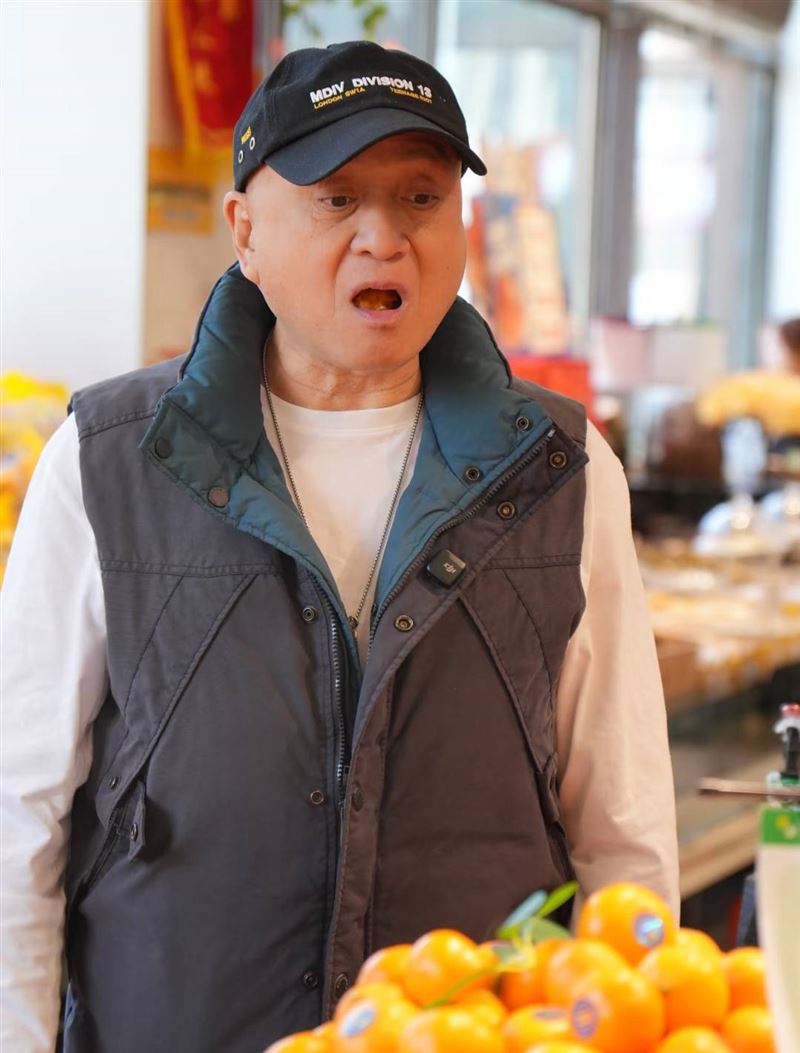 湯鎮業近日被拍到現蹤超市。(圖/翻攝自小紅書)