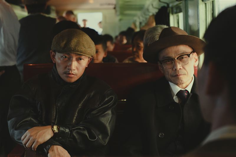 國民電影《大濛》上映兩週票房再創新高,除了賺人熱淚的劇情,「特務組」陳以文(右)和蔡昌憲(左)的角色也引起討論。(圖/華文創 提供)