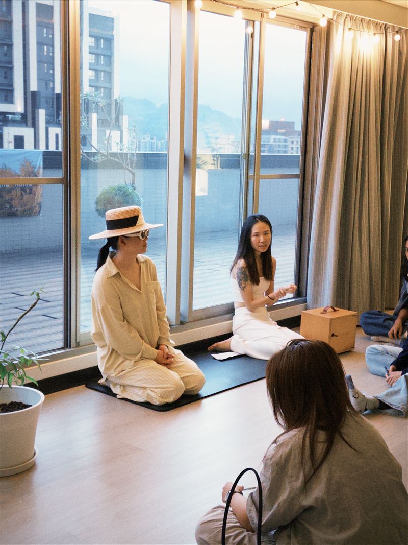 壞特（左）靠著打坐、內觀、寺廟靜修排解情緒。（圖／壞特工作室提供）