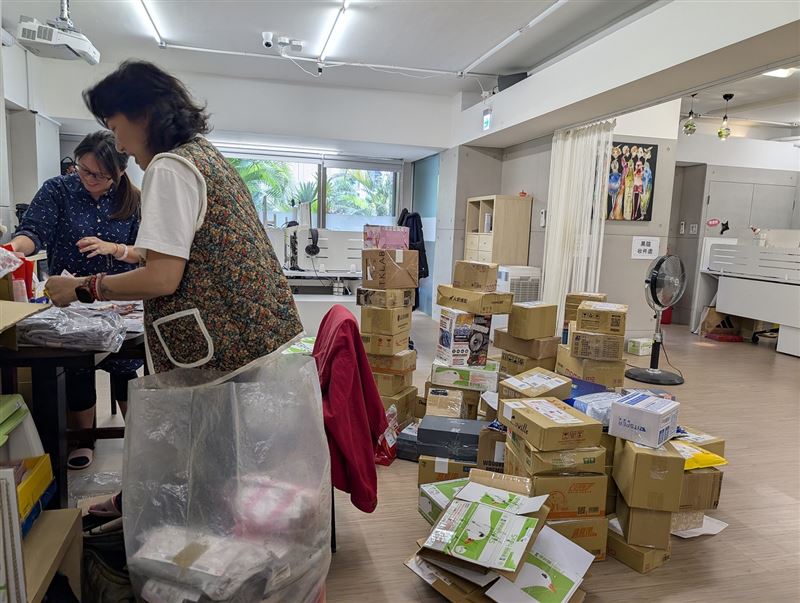 486團購騰出辦公空間，並聘請計時人員處理年前爆量補財庫和祭改的包裹。（圖／486團購提供）