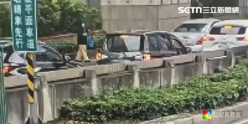 癌症關懷基金會董事長陳月卿開車追撞未依規定穿越馬路的戴男。（圖／翻攝畫面）