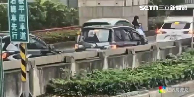 癌症關懷基金會董事長陳月卿開車追撞未依規定穿越馬路的戴男。（圖／翻攝畫面）