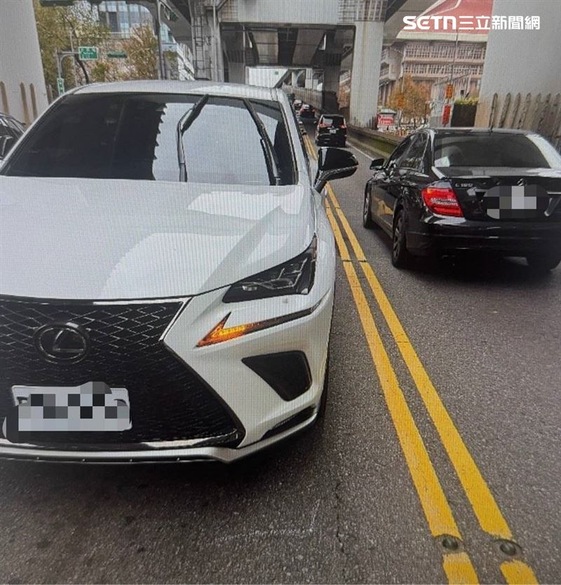 癌症關懷基金會董事長陳月卿開車追撞未依規定穿越馬路的戴男。（圖／翻攝畫面）