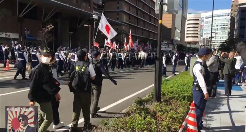 日本反移民團體6月走上街頭，要求將穆斯林，尤其是庫德人驅逐出境。（圖／翻攝自X平台 @NewsAlgebraIND）