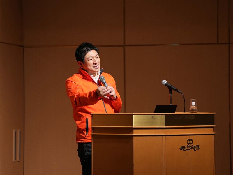 參政黨黨魁神谷宗幣。年中的日本參議院選舉，主張反移民的極右派小黨「參政黨」，利用民眾厭惡外國人的情緒，一口氣斬獲14席，成為最大贏家。（圖／翻攝自X平台 @jinkamiya）