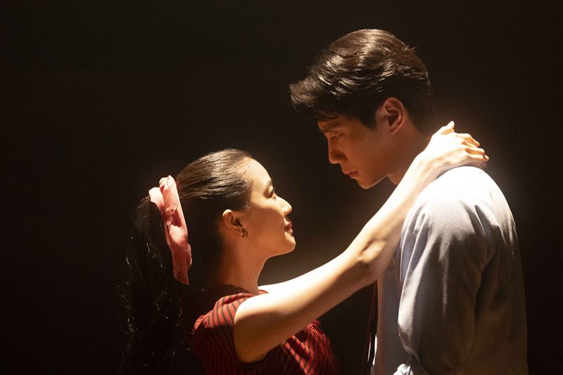 蒼井優(左)與以《苦盡柑來遇見你》中深植人心的韓國男星李濬榮(右)上演浪漫初戀情節。（圖／天馬行空提供）