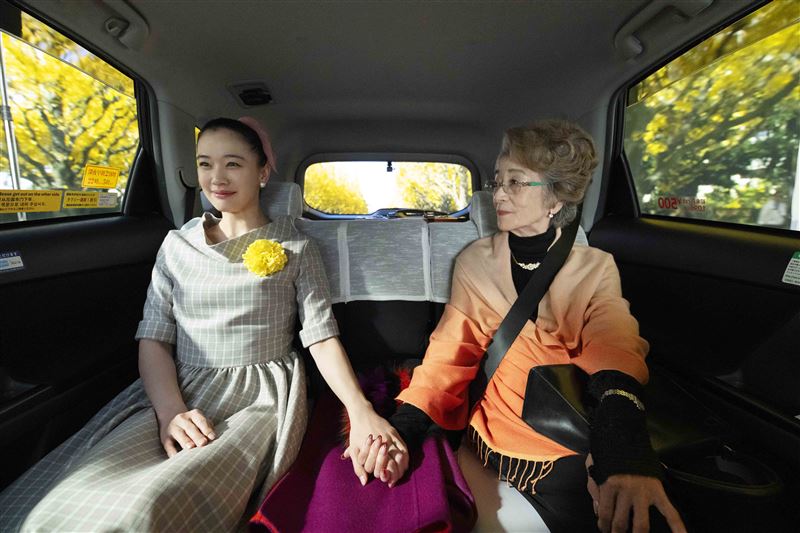 蒼井優(左)對於自己能飾演倍賞千惠子(右)的年輕時期表示非常榮幸。（圖／天馬行空提供）