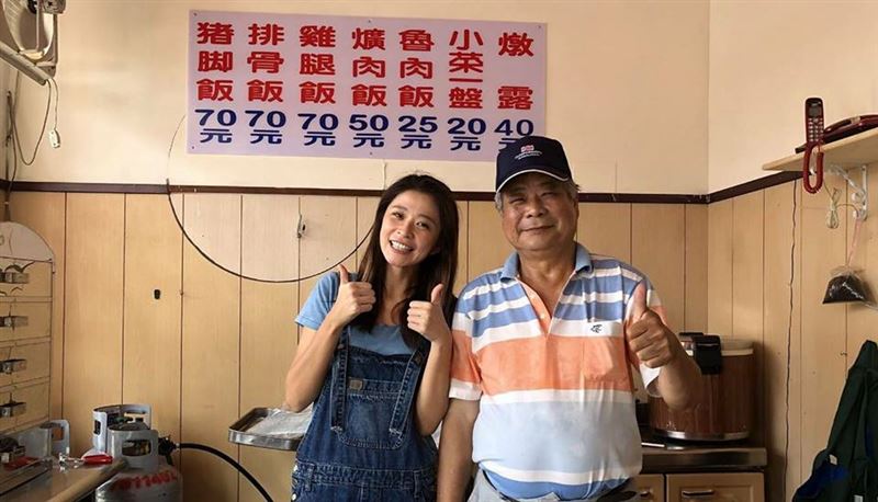 李燕爸爸（右）在上個月底經傳昏迷住院（圖／翻攝自臉書）