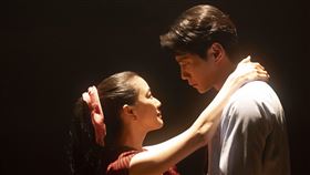 蒼井優(左)與以《苦盡柑來遇見你》中深植人心的韓國男星李濬榮(右)上演浪漫初戀情節。（圖／天馬行空提供） 