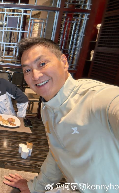 何家勁先前被網友拍到。(圖/翻攝何家勁微博)