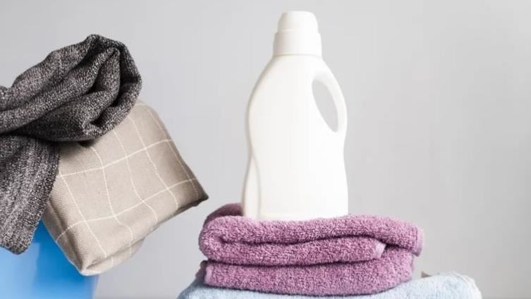 衣物柔軟精含有界面活性劑，能有效清除灰塵。（示意圖／ingimage）